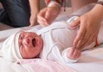 Nguyên nhân trẻ sơ sinh khóc đêm và cách cải thiện tình trạng, giảm stress cho bố mẹ