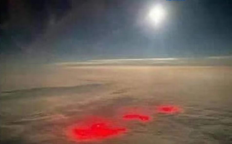 Bí ẩn ánh sáng đỏ phát ra trong đám mây trên bầu trời Đại Tây Dương