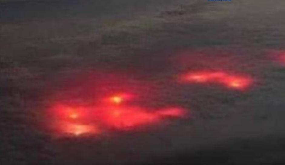 Bí ẩn ánh sáng đỏ phát ra trong đám mây trên bầu trời Đại Tây Dương