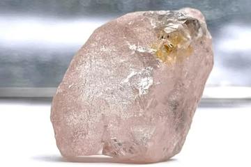 Khai quật viên kim cương hồng lớn nhất trong 300 năm