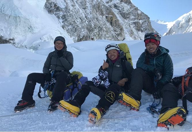 Ba chị em cùng nhau chinh phục đỉnh Everest lập kỷ lục thế giới