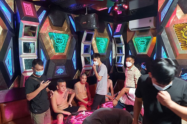 Đột kích, triệt phá điểm ‘bay lắc’ trong quán karaoke ở TP Huế