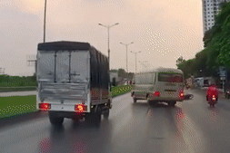 Xe khách 'drift' giữa phố tránh đâm trúng người gặp tai nạn ở Hà Nội