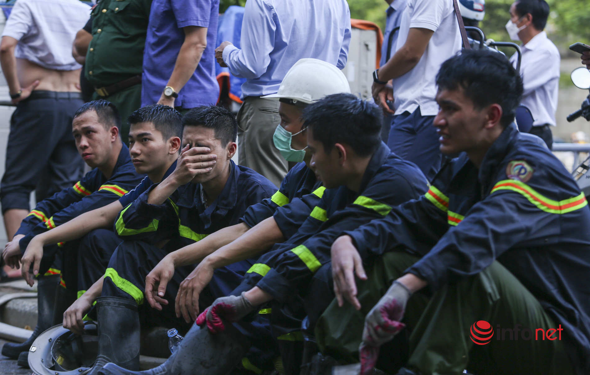 Hình ảnh lính cứu hỏa căng sức dập đám cháy tại quán karaoke Cầu Giấy