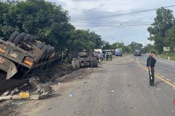 Tai nạn liên hoàn tại Đắk Nông, xe đầu kéo bay vào hành lang lật ngửa