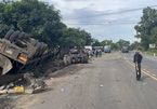 Tai nạn liên hoàn tại Đắk Nông, xe đầu kéo bay vào hành lang lật ngửa