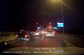 Khoảnh khắc kinh hoàng 9 xe ô tô 'dồn toa' trên cao tốc Long Thành- Dầu Giây