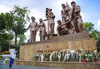 Người dân xúc động mang hoa đến tượng đài Công an nhân dân tưởng niệm các chiến sĩ PCCC