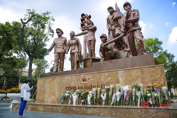 Người dân xúc động mang hoa đến tượng đài Công an nhân dân tưởng niệm các chiến sĩ PCCC