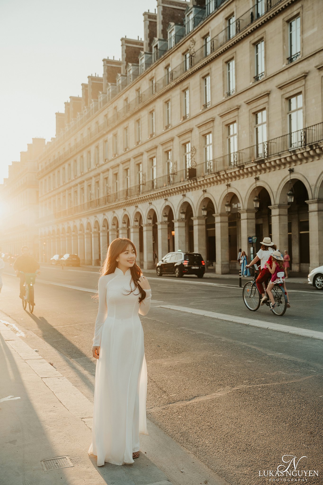 Nữ điều dưỡng Hà Nội 'khoe' áo dài trên đường phố Paris khiến ai nấy trầm trồ