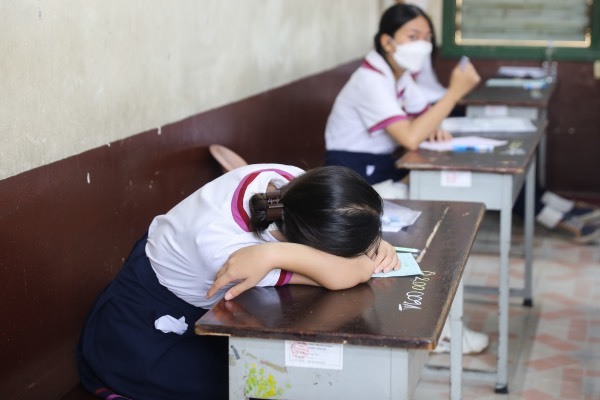 Học sinh ngủ quên trong phòng thi dưới góc nhìn sức khoẻ
