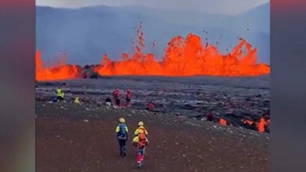 Cận cảnh núi lửa ở Iceland phun trào dung nham