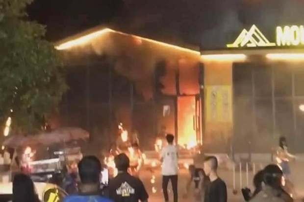 thumbnail - Cháy hộp đêm khiến hơn 50 người thương vong, nhiều người bị cháy quần áo cố chạy ra ngoài