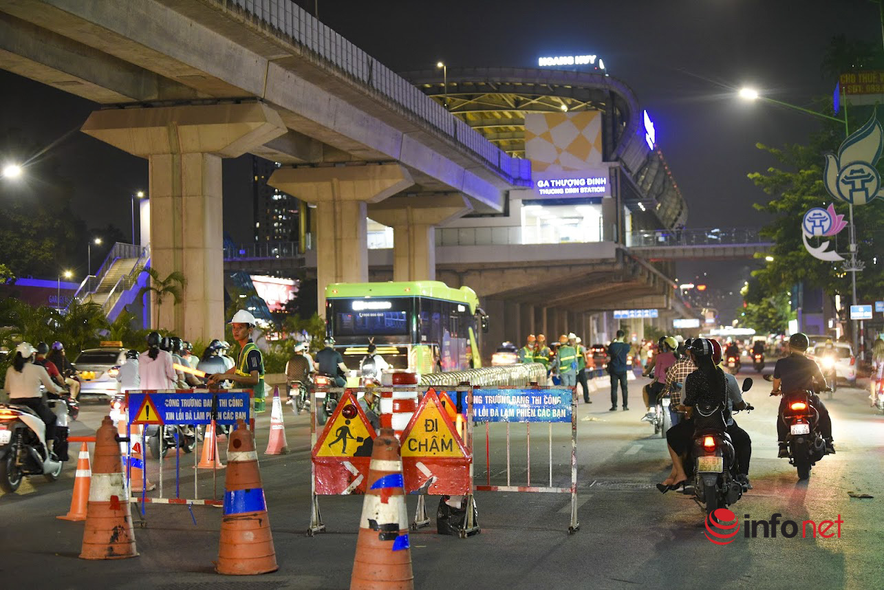 Hà Nội phân làn ô tô, xe máy trên đường Nguyễn Trãi, 748m dải phân cách cứng được lắp đặt xong trong đêm