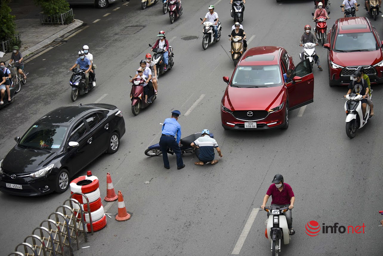 Nhiều người ngã nhoài trong ngày đầu tiên Hà Nội phân làn ô tô, xe máy đường Nguyễn Trãi