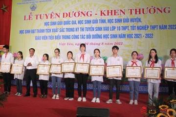 Bắc Giang: Khen thưởng hàng trăm giáo viên, học sinh giỏi tại huyện Việt Yên