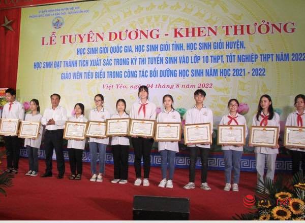 Bắc Giang: Khen thưởng hàng trăm giáo viên, học sinh giỏi tại huyện Việt Yên