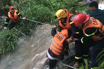 Quảng Nam: Kịp thời cứu 23 học sinh bị kẹt ở suối Tiên do mưa lớn