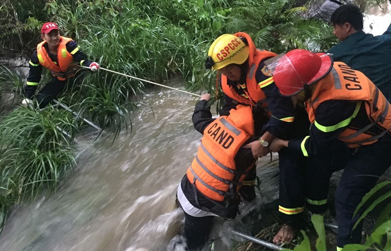 Quảng Nam: Kịp thời cứu 23 học sinh bị kẹt ở suối Tiên do mưa lớn