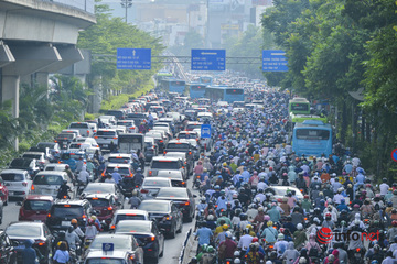 Hà Nội: Giao thông hỗn loạn ngày đầu tuần trên đường Nguyễn Trãi sau 2 ngày lắp dải phân cách cứng