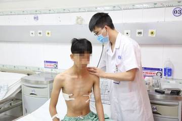 Lõm lồng ngực bẩm sinh, chàng trai 17 tuổi vượt 600 km để chữa