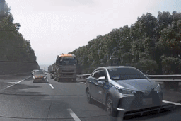 Ô tô con tạt đầu xe container trên cao tốc gây tai nạn kinh hoàng