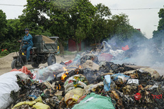 Hà Nội: Bãi rác sát khu dân cư, lửa âm ỉ xộc lên mùi khét lẹt suốt ngày đêm