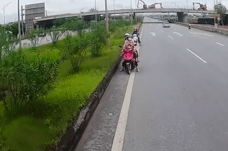 Hàng loạt xe máy Bắc Giang đi ngược chiều trên cao tốc bất chấp biển cấm, lý do đằng sau gây tranh cãi