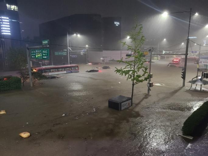 Hàn Quốc chứng kiến trận mưa lớn nhất trong hơn 80 năm, Seoul chìm trong biển nước