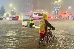 Hàn Quốc chứng kiến trận mưa lớn nhất trong hơn 80 năm, Seoul chìm trong biển nước