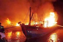 Nghệ An: Tàu cá bị thiêu rụi trong đêm, một ngư dân thiệt hại tiền tỷ