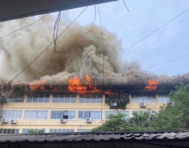 Hà Nội: Hỏa hoạn ở công ty vật liệu lúc sáng sớm, khói lửa bốc cao bao trùm tầng 5 tòa nhà lớn