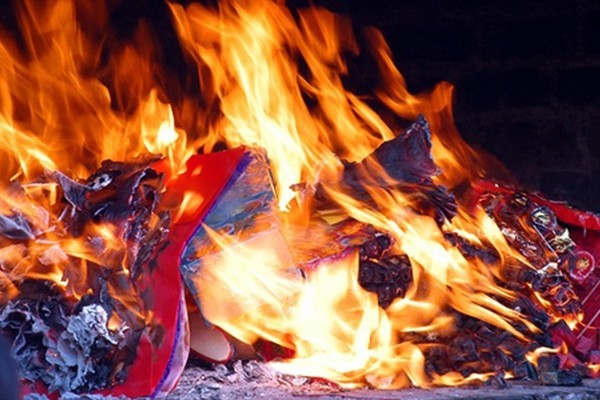 Thắp hương thờ cúng, đốt vàng mã mùa Vu lan, lưu ý những điều này để đảm bảo an toàn phòng cháy
