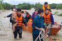 Đắk Lắk: Công an bộ đội dầm mưa, băng mình qua dòng nước xiết khẩn cấp cứu hộ 26 người mắc kẹt trong vùng 'rốn lũ' Ea Súp