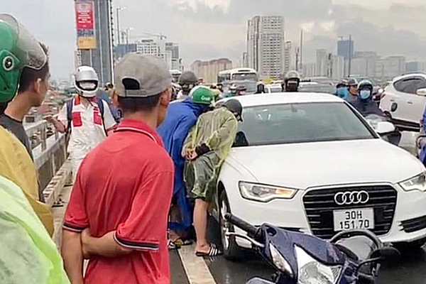 Đã xác định được danh tính chủ xe Audi nổ máy nhưng không có người lái, dừng trên cầu Nhật Tân