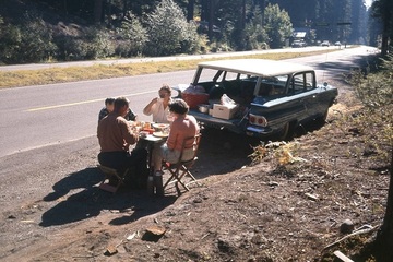 Bức ảnh chụp bữa trưa của gia đình bên lề đường hơn 50 năm trước gây tranh cãi trên mạng xã hội