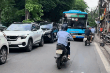 Xe bus Hà Nội cướp hết làn, tài xế kéo cửa mắng chửi người đi đường