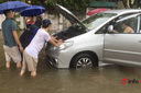 Hà Nội: Mưa lớn sau bão, nhiều tuyến phố ngập thành sông, ô tô chết máy chờ cứu hộ