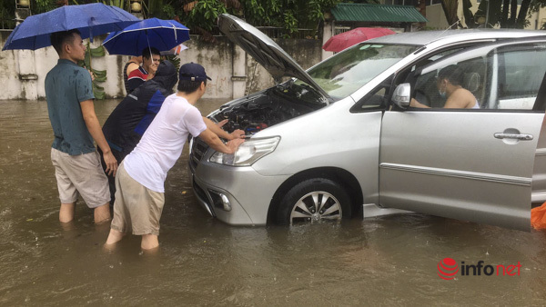 Hà Nội: Mưa lớn sau bão, nhiều tuyến phố ngập thành sông, ô tô chết máy chờ cứu hộ