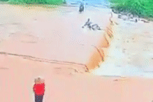 Xót xa clip thiếu niên cố giữ xe máy nên bị nước lũ cuốn trôi ở Lào Cai