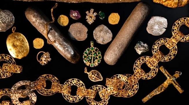 Phát hiện kho báu tiền vàng và đồ trang sức đá quý trong con tàu đắm 366 năm tuổi