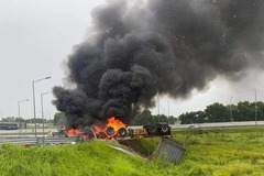 Container lật ngửa, bốc cháy trên cao tốc Hà Nội – Hải Phòng giữa cơn mưa nặng hạt