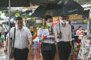 Hà Nội: Rằm tháng 7 mưa trắng trời, phủ Tây Hồ vẫn đông người tới lễ