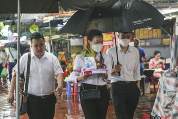 Hà Nội: Rằm tháng 7 mưa trắng trời, phủ Tây Hồ vẫn đông người tới lễ