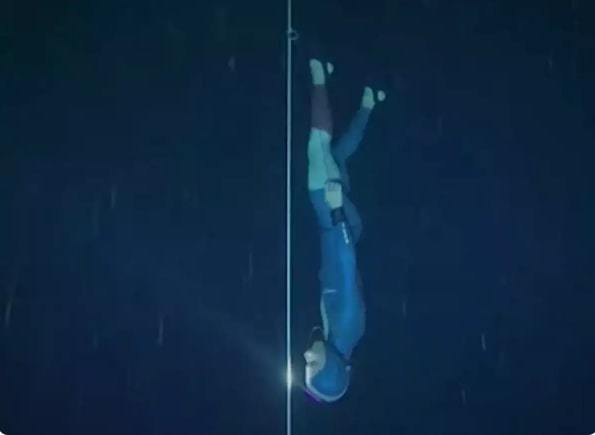 Thợ lặn Pháp lao xuống độ sâu 120 mét phá vỡ kỷ lục thế giới