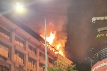 Sau tiếng nổ lớn, tòa nhà Seaprodex trên đường Đồng Khởi bốc cháy
