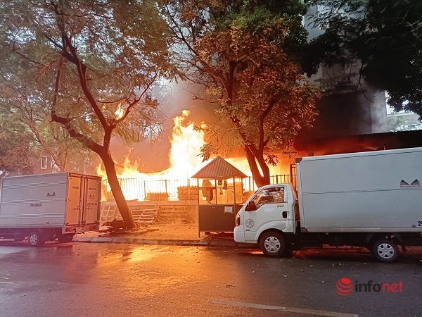 Hà Nội: Cháy biệt thự ở KĐT Pháp Vân, cảnh sát PCCC bị bỏng khi dập lửa