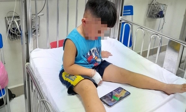 Thông tin mới về vụ bé trai hơn 3 tuổi ở Hà Nam bị hàng xóm nhốt trong tủ cấp đông