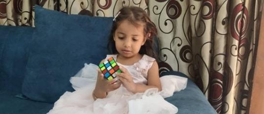Cô bé 3 tuổi trở thành người nhỏ tuổi nhất thế giới giải khối rubic