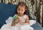 Cô bé 3 tuổi trở thành người nhỏ tuổi nhất thế giới giải khối rubic